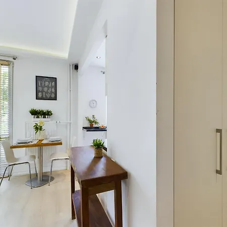 Comfortable For 2 People With Bathtub And Balcony In By Renters