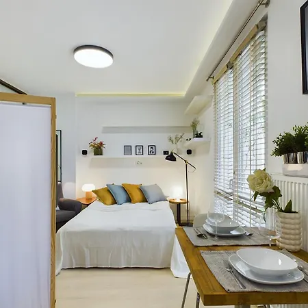 Comfortable For 2 People With Bathtub And Balcony In By Renters Apartment *