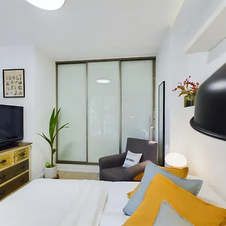 Comfortable For 2 People With Bathtub And Balcony In By Renters